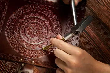 close-up-engraving-art-tools (1)
